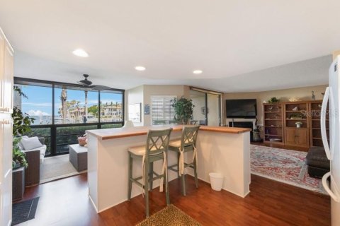 Condo in Saint Petersburg, Florida, 2 bedrooms № 2215904 - photo 17