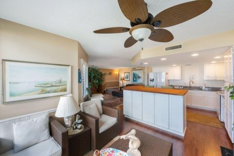 Condo in Saint Petersburg, Florida, 2 bedrooms № 2215904 - photo 21