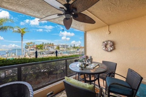 Condo in Saint Petersburg, Florida, 2 bedrooms № 2215904 - photo 2