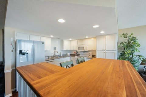 Condo in Saint Petersburg, Florida, 2 bedrooms № 2215904 - photo 19