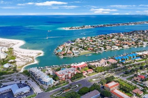 Condo in Saint Petersburg, Florida, 2 bedrooms № 2215904 - photo 7