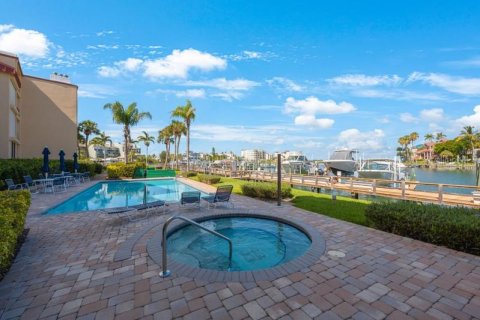 Condo in Saint Petersburg, Florida, 2 bedrooms № 2215904 - photo 11