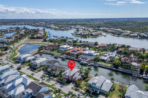 Casa en venta en Apollo Beach, Florida, 4 dormitorios, 331.1 m2 № 2200018 - foto 2