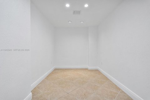 Condo in Bay Harbor Islands, Florida, 1 bedroom  № 2000294 - photo 10