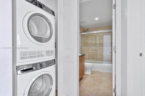 Condo in Bay Harbor Islands, Florida, 1 bedroom  № 2000294 - photo 11