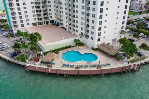 Condo in Bay Harbor Islands, Florida, 1 bedroom  № 2000294 - photo 16