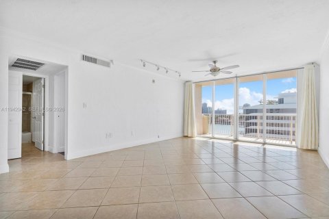 Condo in Bay Harbor Islands, Florida, 1 bedroom  № 2000294 - photo 5