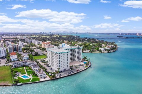 Condo in Bay Harbor Islands, Florida, 1 bedroom  № 2000294 - photo 29