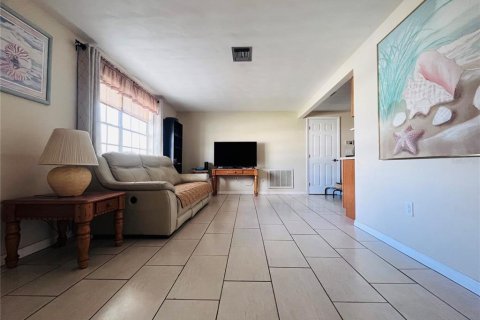 House in Holiday, Florida 3 bedrooms, 98.1 sq.m. № 1590648 - photo 9