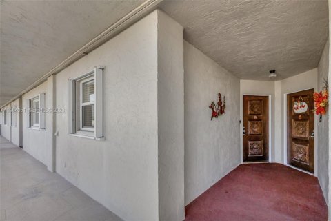 Condo in Lake Park, Florida, 2 bedrooms  № 2045766 - photo 2