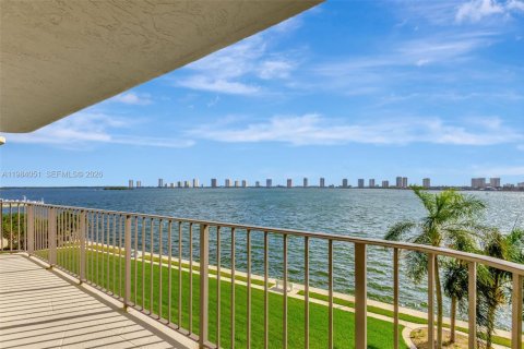 Condo in Lake Park, Florida, 2 bedrooms  № 2045766 - photo 13