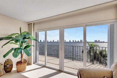 Condo in Lake Park, Florida, 2 bedrooms  № 2045766 - photo 10