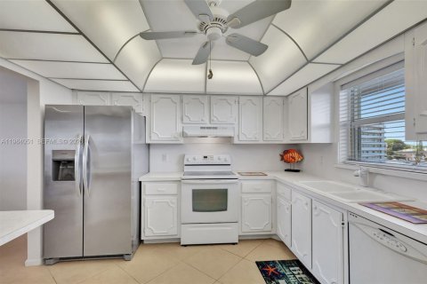 Condo in Lake Park, Florida, 2 bedrooms  № 2045766 - photo 15