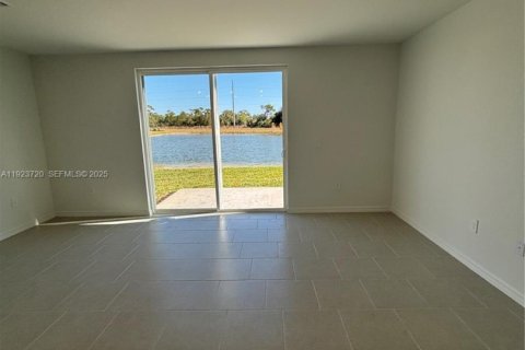 Снять в аренду таунхаус в Форт Майерс, Флорида 3 спальни, № 2039045 - фото 3