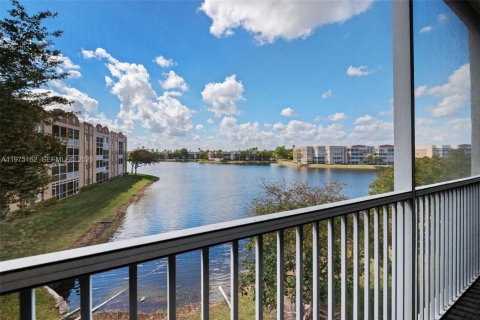 Condo in Tamarac, Florida, 2 bedrooms  № 2038439 - photo 14