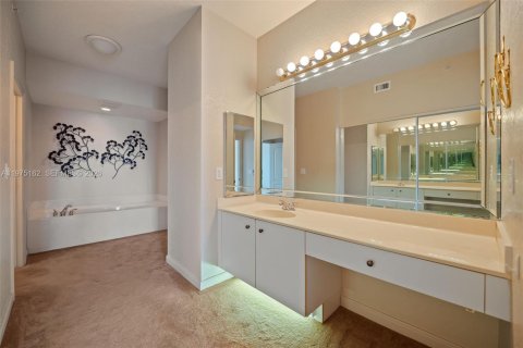 Condo in Tamarac, Florida, 2 bedrooms  № 2038439 - photo 17