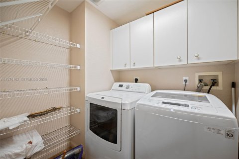Condo in Tamarac, Florida, 2 bedrooms  № 2038439 - photo 22
