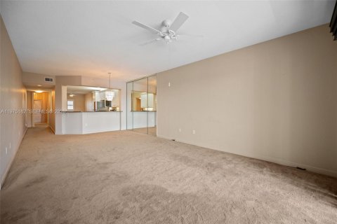 Condo in Tamarac, Florida, 2 bedrooms  № 2038439 - photo 7