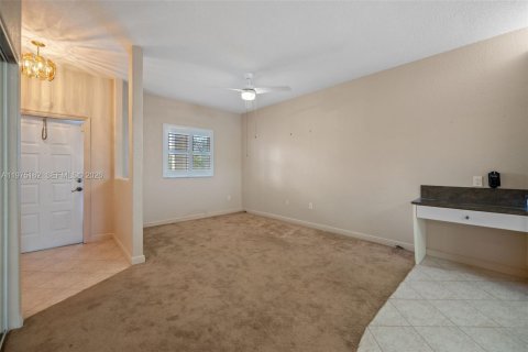 Condo in Tamarac, Florida, 2 bedrooms  № 2038439 - photo 3