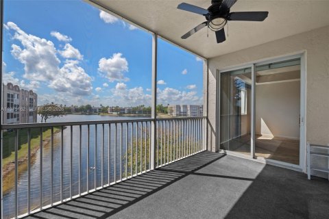 Condo in Tamarac, Florida, 2 bedrooms  № 2038439 - photo 12