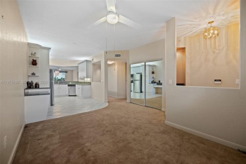 Condo in Tamarac, Florida, 2 bedrooms  № 2038439 - photo 4