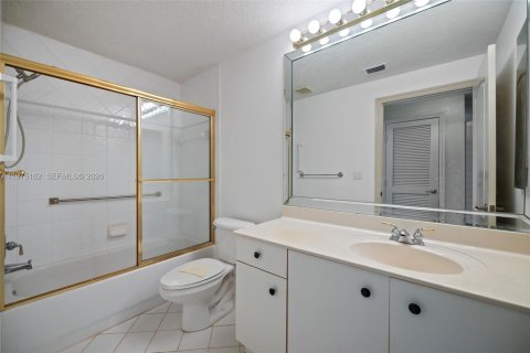 Condo in Tamarac, Florida, 2 bedrooms  № 2038439 - photo 21