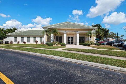 Condo in Tamarac, Florida, 2 bedrooms  № 2038439 - photo 24