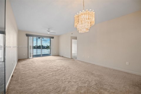 Condo in Tamarac, Florida, 2 bedrooms  № 2038439 - photo 10