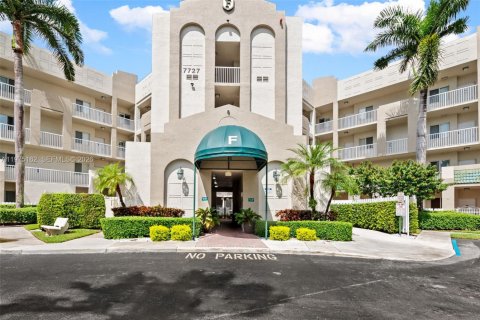 Condo in Tamarac, Florida, 2 bedrooms  № 2038439