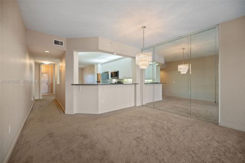 Condo in Tamarac, Florida, 2 bedrooms  № 2038439 - photo 9