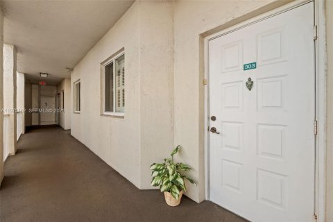 Condo in Tamarac, Florida, 2 bedrooms  № 2038439 - photo 2