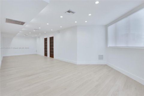 Купить коммерческую недвижимость в Майами, Флорида № 1983256 - фото 13