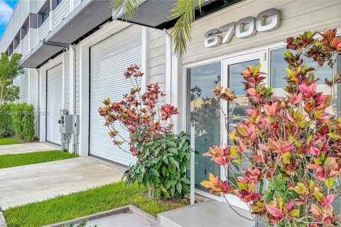 Купить коммерческую недвижимость в Майами, Флорида № 1983256 - фото 3