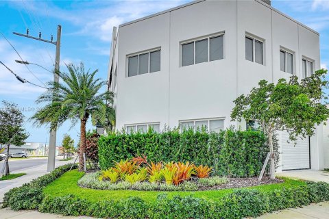 Купить коммерческую недвижимость в Майами, Флорида № 1983256 - фото 2