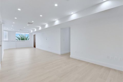 Купить коммерческую недвижимость в Майами, Флорида № 1983256 - фото 14