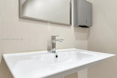 Купить коммерческую недвижимость в Майами, Флорида № 1983256 - фото 17