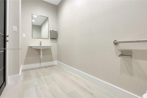 Купить коммерческую недвижимость в Майами, Флорида № 1983256 - фото 25