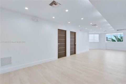 Купить коммерческую недвижимость в Майами, Флорида № 1983256 - фото 15