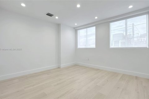 Купить коммерческую недвижимость в Майами, Флорида № 1983256 - фото 22