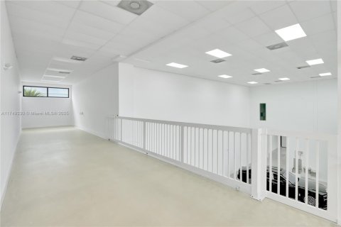 Купить коммерческую недвижимость в Майами, Флорида № 1983256 - фото 12