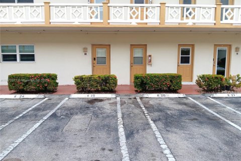 Condo in Lauderdale Lakes, Florida, 2 bedrooms  № 1922717 - photo 1