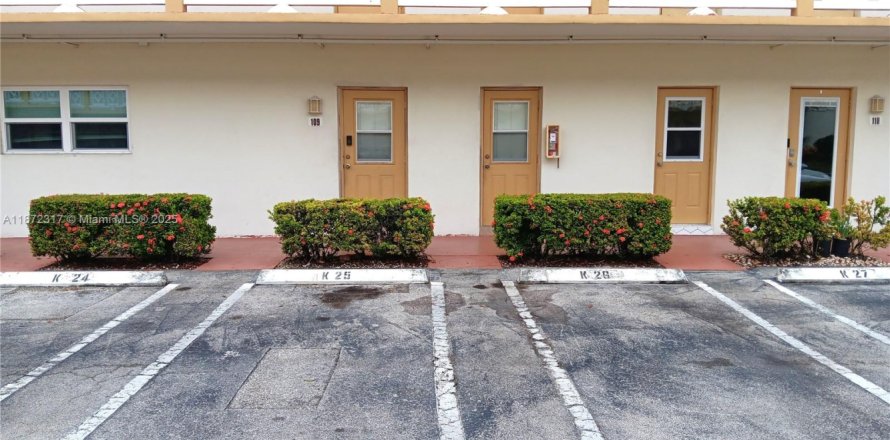 Condo in Lauderdale Lakes, Florida, 2 bedrooms  № 1922717