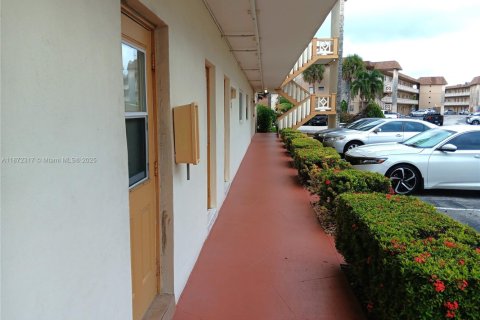 Condo in Lauderdale Lakes, Florida, 2 bedrooms  № 1922717 - photo 11