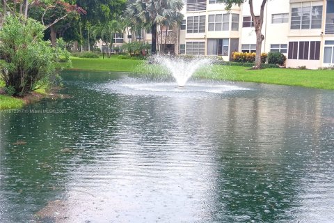 Condo in Lauderdale Lakes, Florida, 2 bedrooms  № 1922717 - photo 2