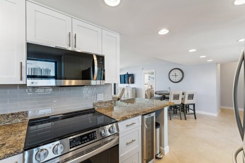 Condo in North Palm Beach, Florida, 2 bedrooms № 2249743 - photo 12