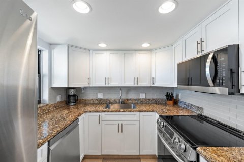 Condo in North Palm Beach, Florida, 2 bedrooms № 2249743 - photo 10
