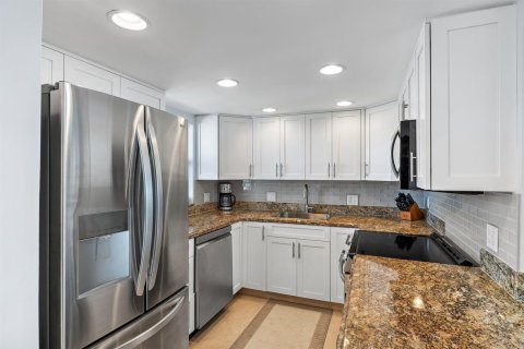 Condo in North Palm Beach, Florida, 2 bedrooms № 2249743 - photo 9
