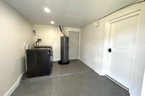 House in Palm Bay, Florida 2 bedrooms, 67.63 sq.m. № 1226662 - photo 1