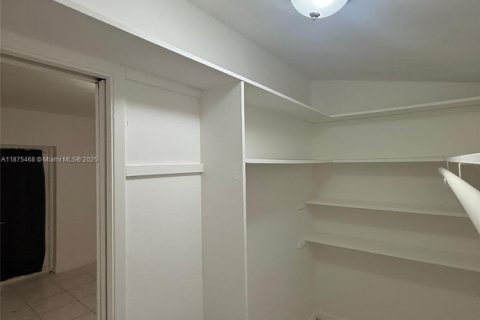 House in Oakland Park, Florida 1 bedroom № 1926439 - photo 6