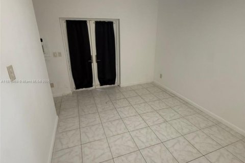 House in Oakland Park, Florida 1 bedroom № 1926439 - photo 7